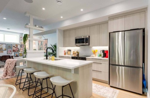 West Hillhurst Apartment | 1BR/1BA Apartment | King Casper Bed | Sleeps 4