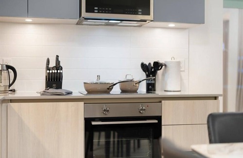Toronto Entertainment District Apartment | 1BR Lower Boutique Suite Sleeps 4 WiFi+Parking