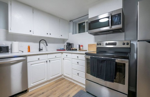 Highland Park House | 1BR Suite Near YYC Airport & Downtown - 4408 lower