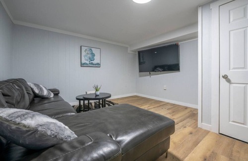 Highland Park House | 1BR Suite Near YYC Airport & Downtown - 4408 lower