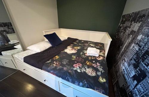 Wellington Place Apartment | 1King 1Queen 1Twin Beds-CN TowerView-Luxury Suite