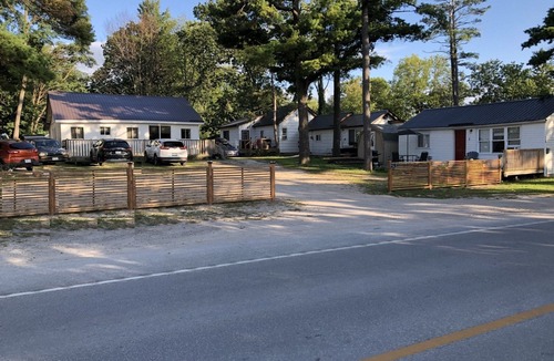 Wasaga Beach Cottage | 2 bdrm. sleeps 5, just a short walk to beach 1 !
