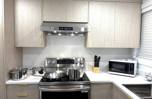New Westminster Bed & Breakfast | 2 bed & 1 bath Garden level suite