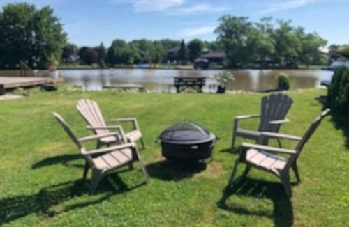 Belle River Bed & Breakfast | 2 bedroom GetawayLake St Claire, Canadakayak