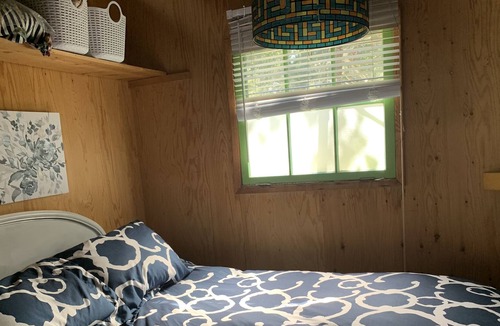Westerose Cabin | 2 Bedroom Lakefront Rustic Cabin