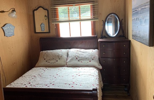 Westerose Cabin | 2 Bedroom Lakefront Rustic Cabin