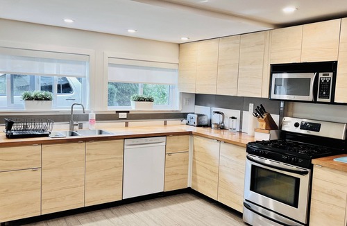 Lynn Valley House | 2-Bedroom Spacious Garden Suite