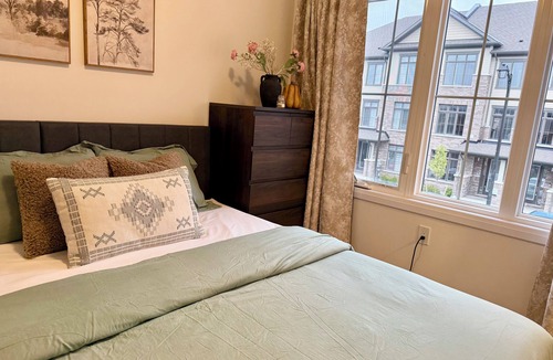 Cambridge House | 2 Bedroom with Private Bath | Free Parking