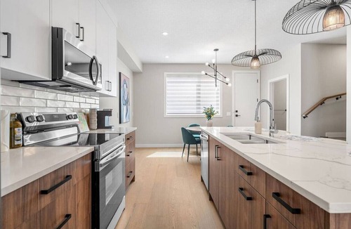 Banff Trail House | 2 King Bed | Garage | Min to UofC | NEW