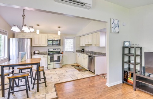 Shorewood-Tower Hills-Harbert Apartment | 2 Mi to Warren Dunes: Sawyer Apartment w/Deck!