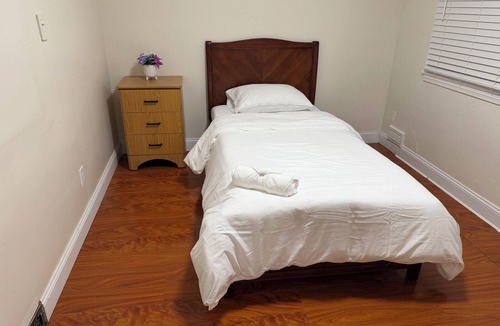Buffalo House | 2 Queen Beds, 6 Twin beds in Buffalo, NY, University Heights with AC.
