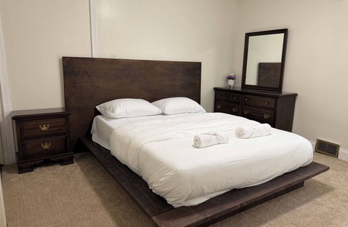 Buffalo House | 2 Queen Beds, 6 Twin beds in Buffalo, NY, University Heights with AC.