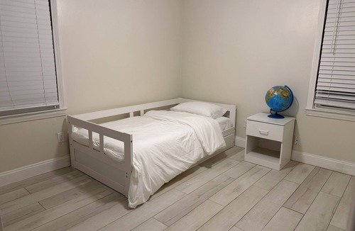 Buffalo House | 2 Queen Beds, 6 Twin beds in Buffalo, NY, University Heights with AC.