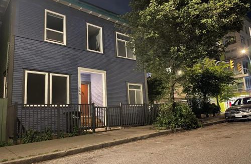 Downtown Eastside House | 2 queen Beds Over 330 sq ft