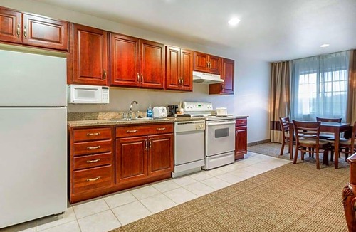 King Hotel | 2-Star Hotel ∙ Comfort Suites at Par 4 Resort