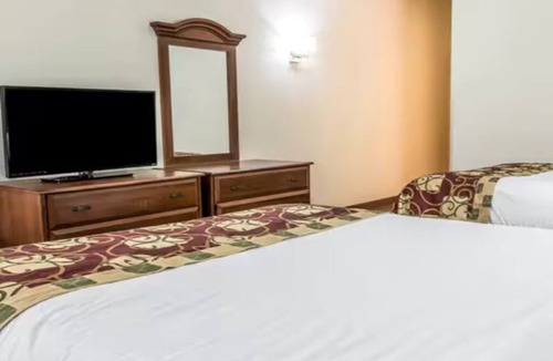 Kalamazoo Hotel | 2 Units | 2 Queen beds Close to Hiking at Fort Custer | Free Breakfast & Parking
