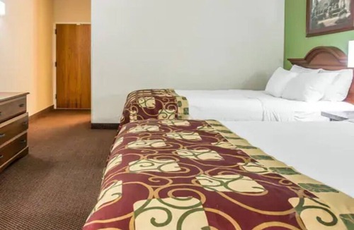 Kalamazoo Hotel | 2 Units | 2 Queen beds Close to Hiking at Fort Custer | Free Breakfast & Parking