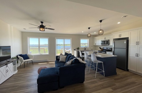 Anglo Rustico Cottage | 20% off August dates - Only a 5 Minute Walk From Beautiful North Shore Beach