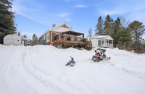 Adstock Ski Chalet | 232 on the Lake, Spa, Ski, Golf, Snowmobile