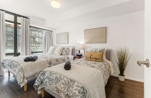 Bay Cloverhill Apartment | 2BR Downtown Toronto Condo + Parking, Sleeps 7