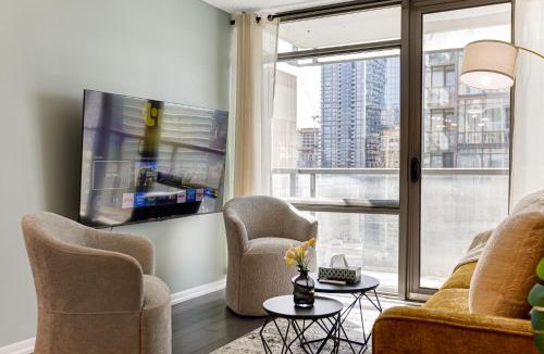 Bay Cloverhill Apartment | 2BR Downtown Toronto Condo + Parking, Sleeps 7