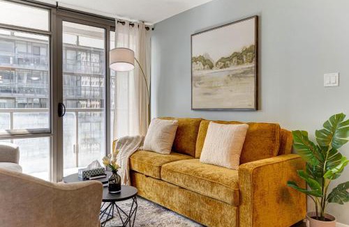 Bay Cloverhill Apartment | 2BR Downtown Toronto Condo + Parking, Sleeps 7