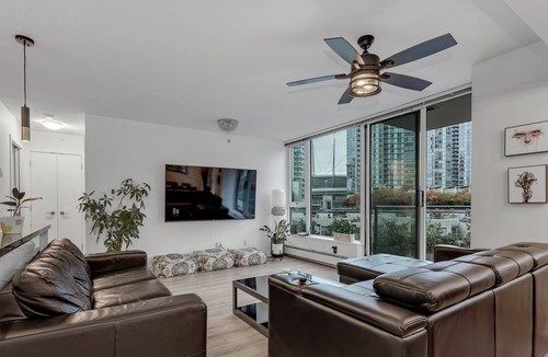 Crosstown Condo | 2BR Gastown Downtown Vancouver close to everything