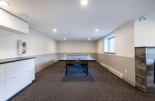 Blueberry Hill Apartment | 2BR in Ironwood, Stunning Mountain Views, Shared Hot Tub and Pool, Fireplace, Parking
