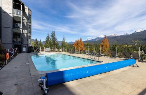 Blueberry Hill Apartment | 2BR in Ironwood, Stunning Mountain Views, Shared Hot Tub and Pool, Fireplace, Parking