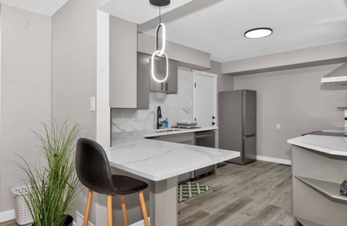 Highland Park House | 2BR Suite Near YYC Airport & Downtown - 4324 – UP