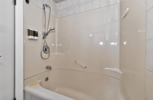 Highland Park House | 2BR Suite Near YYC Airport and Downtown 4326 DN