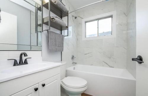 Highland Park House | 2BR Suite Near YYC Airport and Downtown 4644 UP