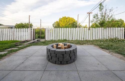 Highland Park House | 2BR Suite Near YYC Airport and Downtown 4644 UP