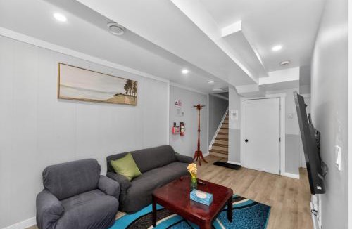 Highland Park House | 2BR Suite Near YYC Airport and Downtown 4644 DN