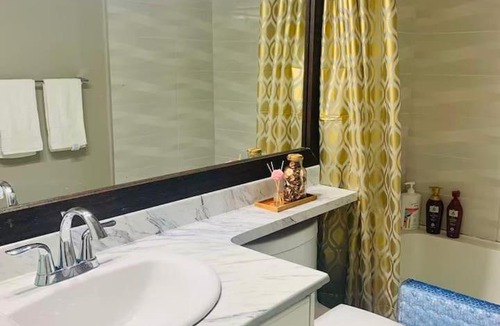 Surrey House | 2BR Suite + Parking 6-Min Walk to Bose Park