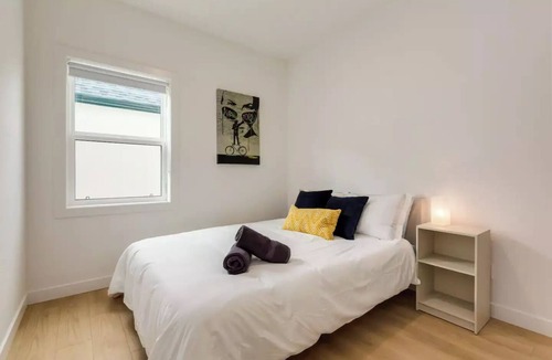 Shaganappi House | 3 BDR by Transit*Safeway*Walmart*17 Ave*10 Mins>DT