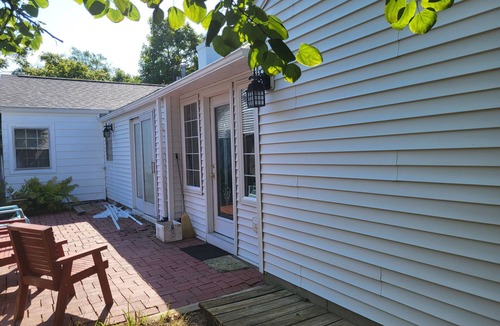 Huron House | 3-bdrm lake house w private beach. 10 mins to Cedar Pt. Wi-Fi & 1-car garage.