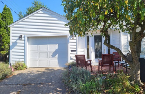 Huron House | 3-bdrm lake house w private beach. 10 mins to Cedar Pt. Wi-Fi & 1-car garage.