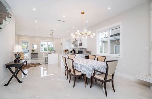 Arbutus Ridge House | 3 bed all with ensuite, free parking, minutes to downtown, airport