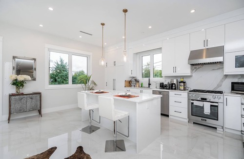 Arbutus Ridge House | 3 bed all with ensuite, free parking, minutes to downtown, airport