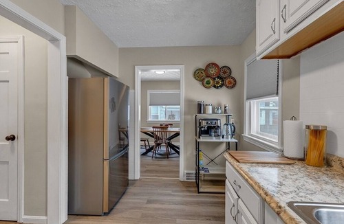 South Euclid House | 3 bed S EuclidnNEW ON VRBO DISCOUNTED PRICE, EXCELLENT REVIEWS OTHER PLATFORMS