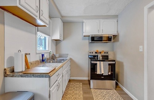 South Euclid House | 3 bed S EuclidnNEW ON VRBO DISCOUNTED PRICE, EXCELLENT REVIEWS OTHER PLATFORMS