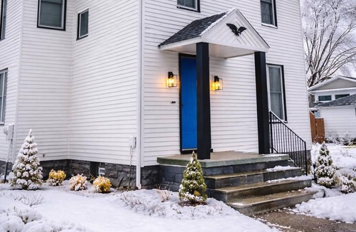 Cortland House | 3-bedroom century lake house