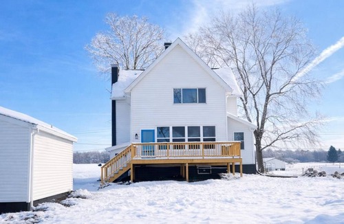 Cortland House | 3-bedroom century lake house