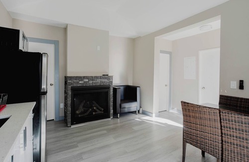 Gravenhurst Cottage | 3 Bedroom Cottage VII: PL