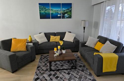 Northwest Calgary Villa | 3 Bedroom Home away from Home