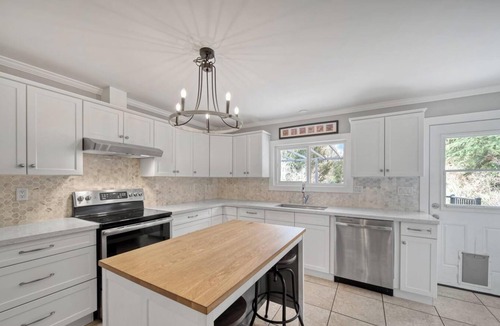 Sooke House | 3-bedroom house with backyard, patio and hot-tub