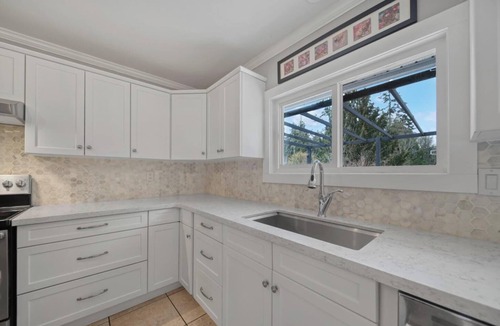 Sooke House | 3-bedroom house with backyard, patio and hot-tub