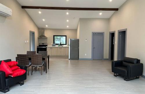 Lakefield House | 3-bedroom Lakefront Villa Englewood #5