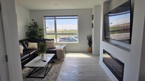 Calgary House | 3 Bedroom Modern Luxury House - Family Friendly, 3 Queen Beds, Free Wi-Fi, and Free Parking